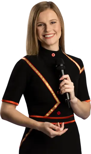 Live-Dealerin mit Mikrofon im Streaming-Studio
